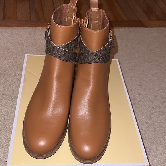 Michael Kors Women’s Rory Ankle Boot - Picture 3 of 11